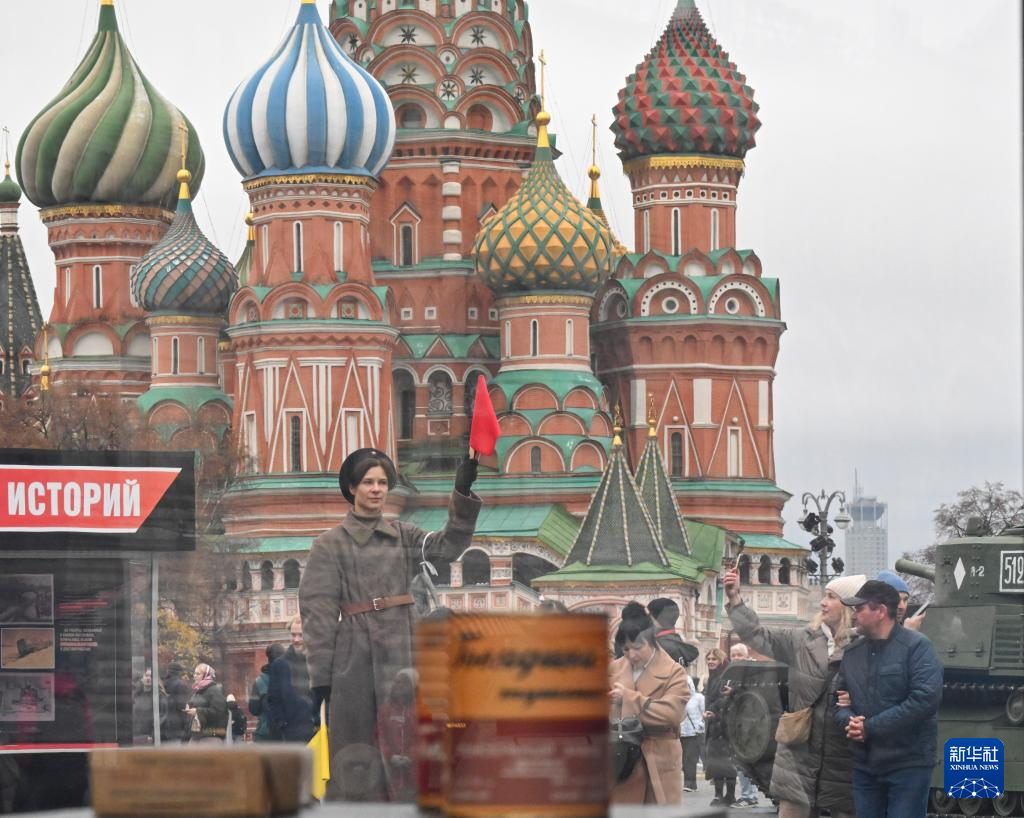 11月7日，在俄罗斯首都莫斯科，人们参观以纪念1941年苏联红场阅兵式为主题的露天展览。新华社记者 郝建伟 摄