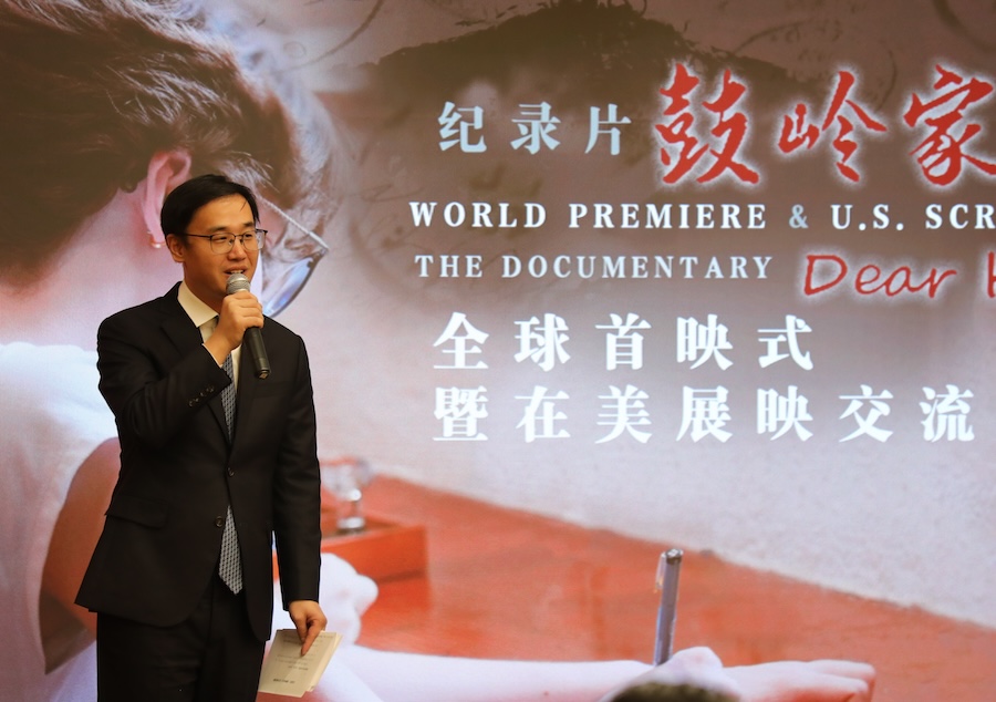 《鼓岭家书》总监制陈方介绍这部纪录片的内容。 人民网记者 李志伟摄