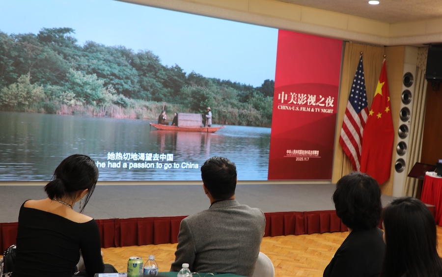 图为现场观众观看纪录片《鼓岭家书》片段。 人民网记者 李志伟摄