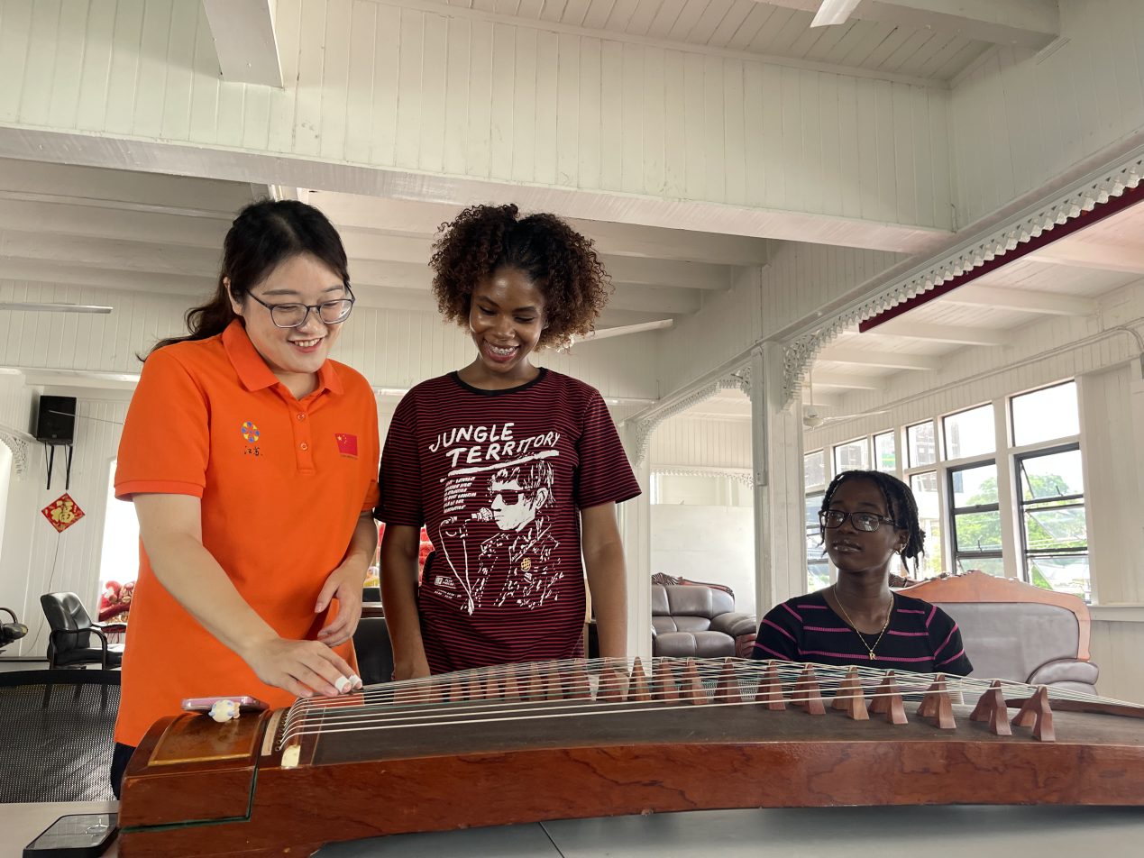 第21批援圭亚那医疗队向当地民众教授古筝。第21批援圭亚那医疗队供图