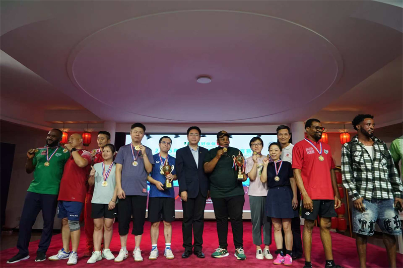 嘉宾与获奖运动员合影留念。尼日利亚中国文化中心供图