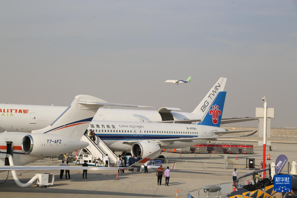 11月17日，在阿联酋迪拜，中国商飞的C919飞机进行飞行展示，地面上停着的是中国南航的C919飞机。新华社记者 温新年 摄