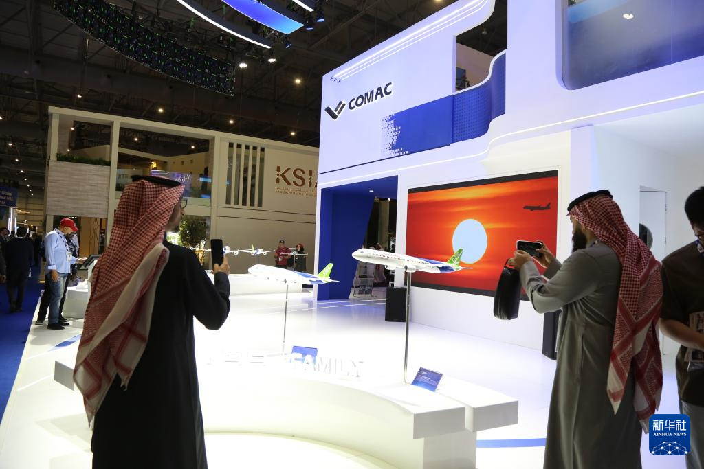 11月17日，在阿联酋迪拜，观众在2025迪拜航空展上参观中国商飞展台。新华社记者 温新年 摄