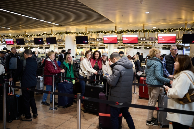 图为布鲁塞尔—重庆首航办理值机手续的乘客。海南航空供图