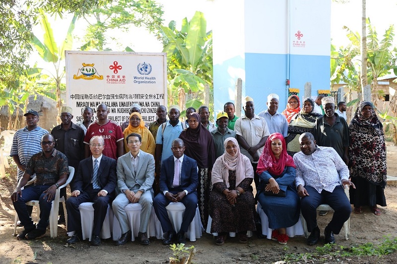 与会嘉宾与社区代表合影。侯建文摄