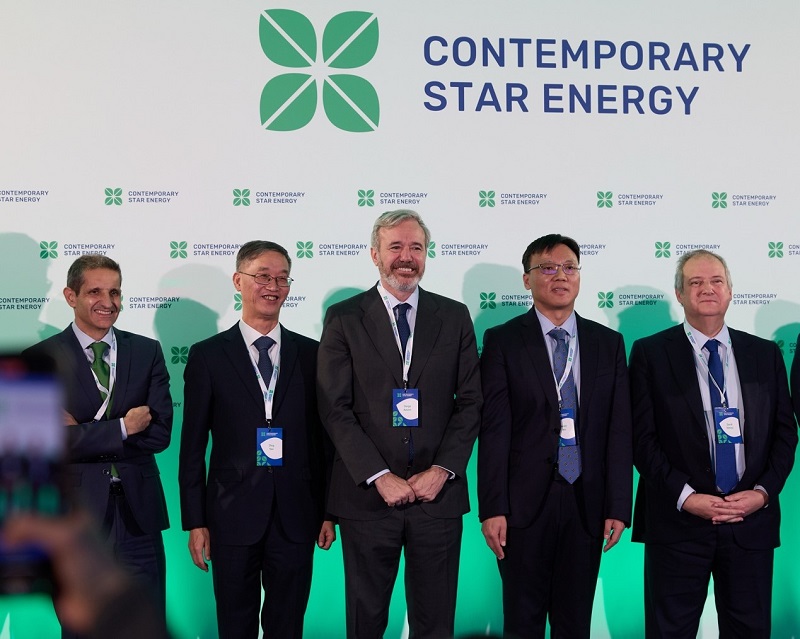 图为两国政府、企业代表在奠基仪式上的合影。左起依次为斯泰兰蒂斯伊比利亚区域负责人奥斯卡·费尔南德斯、中国驻西班牙大使姚敬、阿拉贡自治区政府主席豪尔赫·阿斯孔、时代星曜新能源科技首席执行官吴奇以及西班牙工业、贸易和旅游大臣霍尔迪·埃雷乌。孟鼎博摄