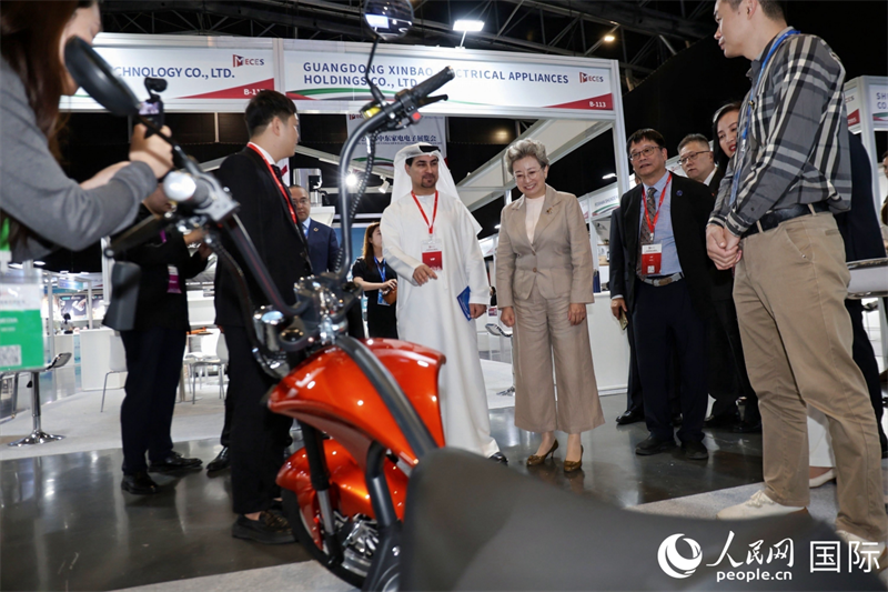 嘉宾体验玛格斯丁电动自行车。人民网记者 管克江摄