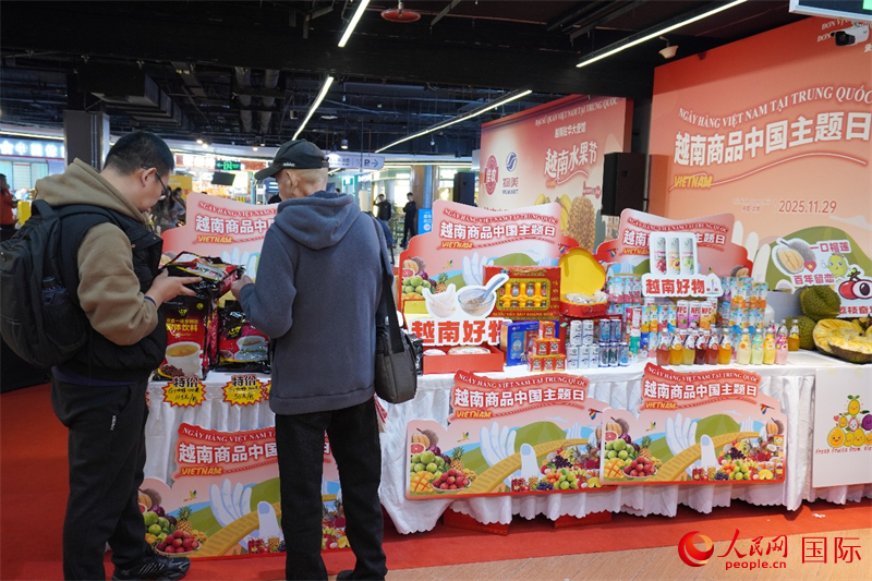 消费者了解活动现场展出的越南商品。 人民网 喻亮摄