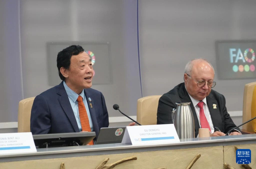 12月5日，在意大利首都罗马，联合国粮农组织总干事屈冬玉（左）在活动现场讲话。新华社记者 任耀庭 摄