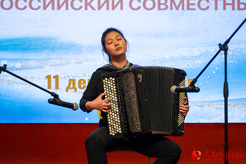 “巴扬与巴扬演奏家”中俄音乐会在莫斯科中国文化中心举行。实习生 崔文哲摄