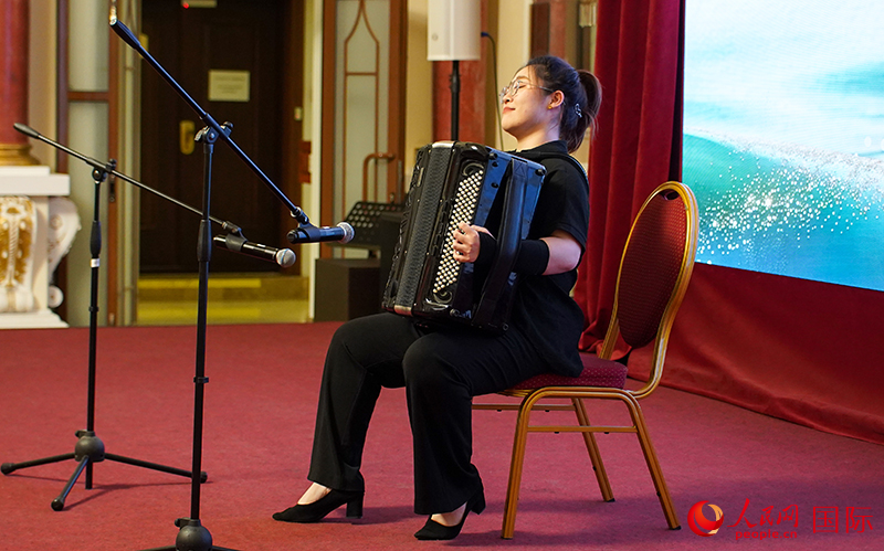 “巴扬与巴扬演奏家”中俄音乐会在莫斯科中国文化中心举行。实习生 崔文哲摄