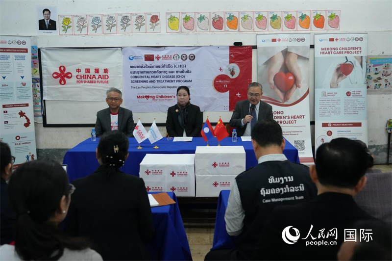 中国驻琅勃拉邦总领事张社平(右一)致辞。人民网记者 简承渊摄