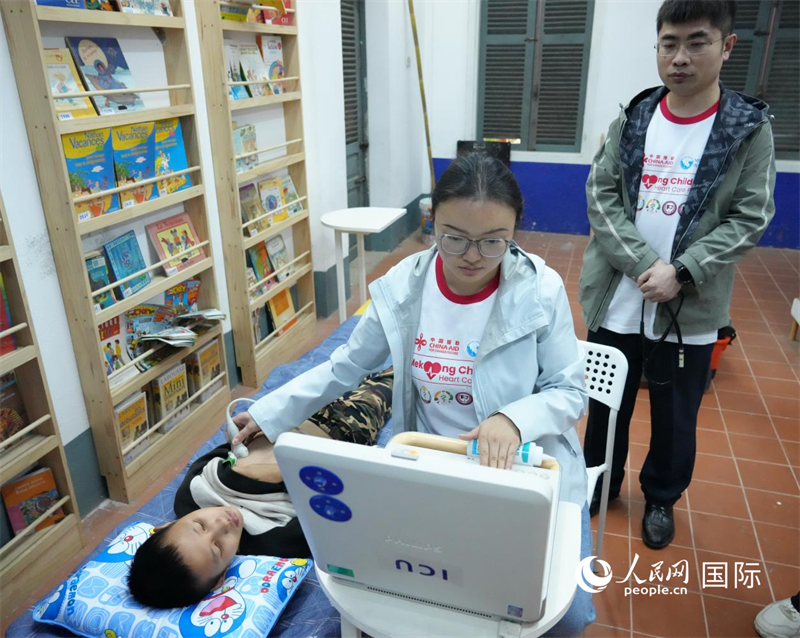 雷敏医生在为儿童检查心脏。人民网记者 简承渊摄