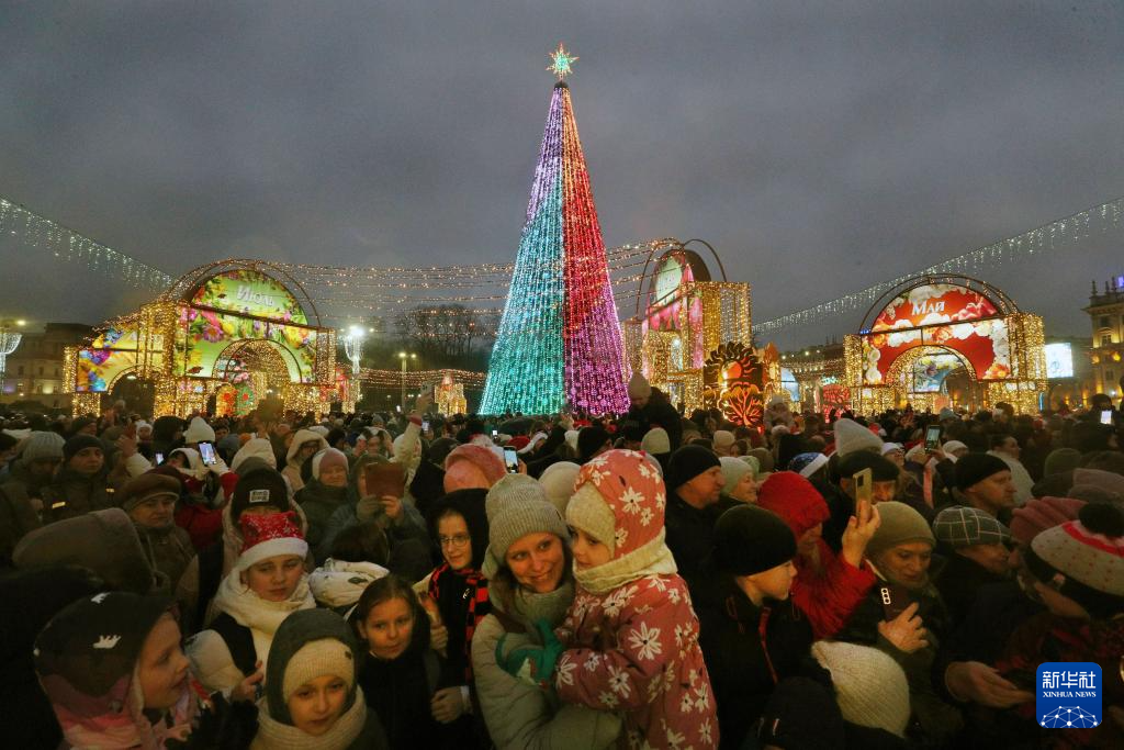 12月15日，在白俄罗斯明斯克，人们参加新年树亮灯仪式。新华社发（任科夫摄）