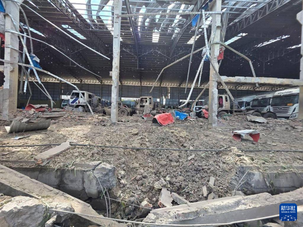 这是12月18日在柬埔寨班迭棉吉省拍摄的一处被泰国军队轰炸的民用设施。新华社/柬新社