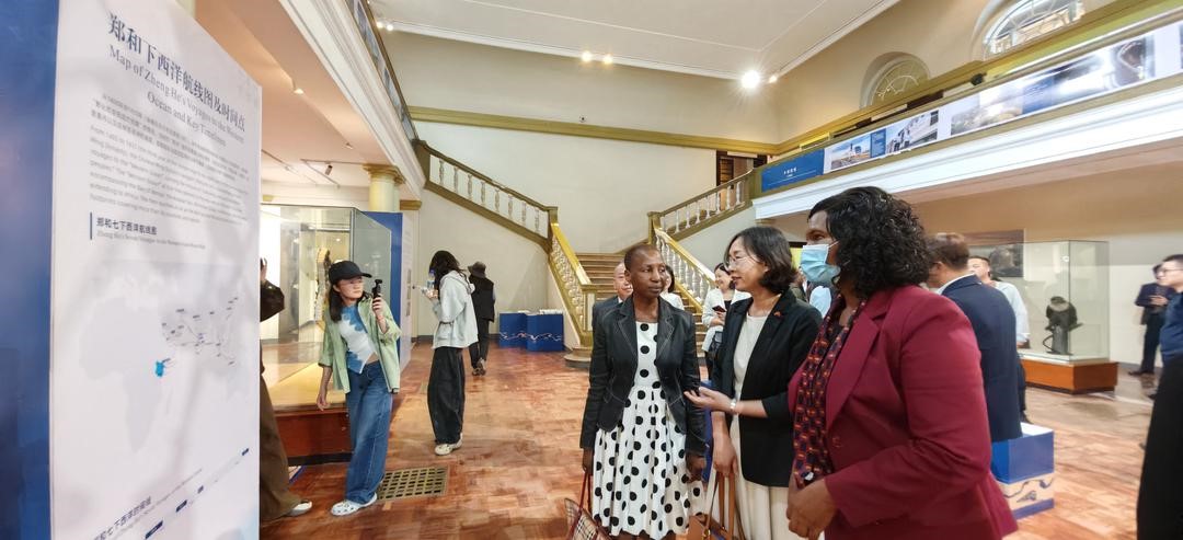 与会嘉宾参观图片展。侯辉摄