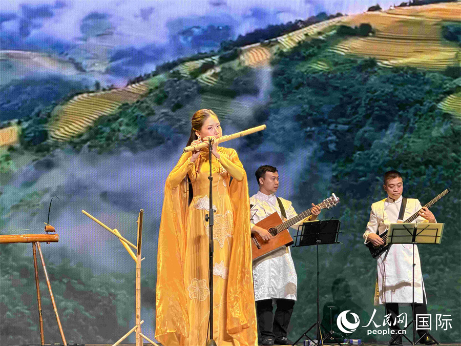 活动现场的文艺表演。人民网 喻亮摄