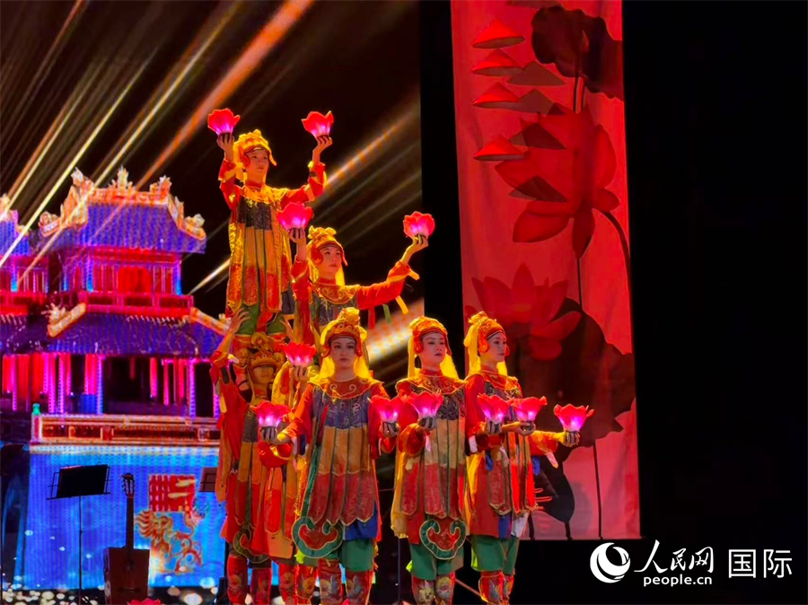 活动现场的文艺表演。人民网 喻亮摄