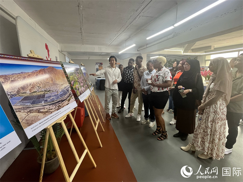 参观者在讲解员的带领下感受西藏。董嘉怡 摄