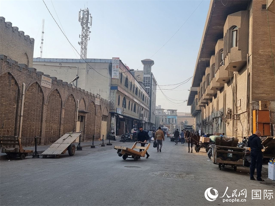 市场外一景。人民网伊纳斯·易卜拉欣摄