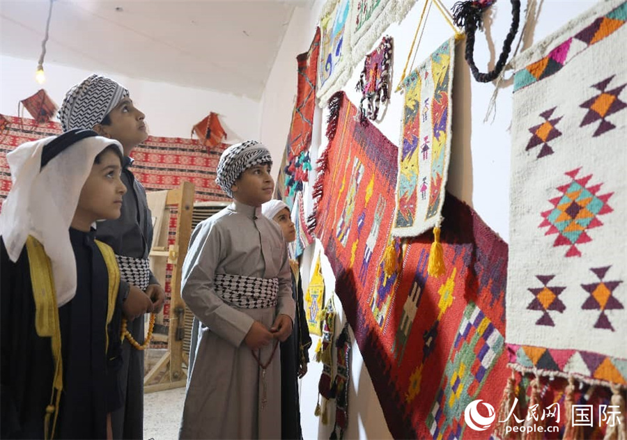 一些儿童在观看挂毯。人民网 伊纳斯·易卜拉欣摄