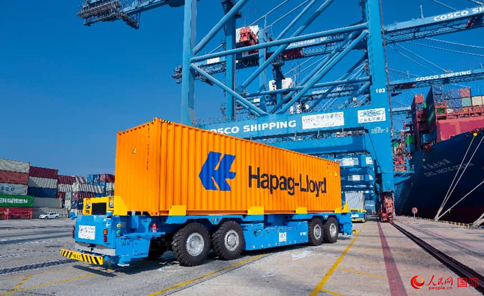 中远海运港口阿布扎比码头的智能导引车正在装卸货物。人民网 阿吉特摄