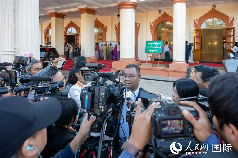 缅甸国防与安全委员会新闻发布组组长佐敏吞在投票后接受现场媒体采访。人民网记者 谢佳君摄