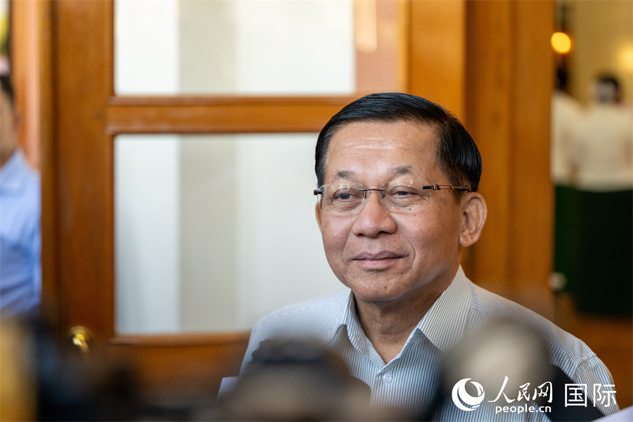 缅甸代总统、国家安全与和平委员会主席敏昂莱在投票后接受现场媒体采访。人民网记者 谢佳君摄