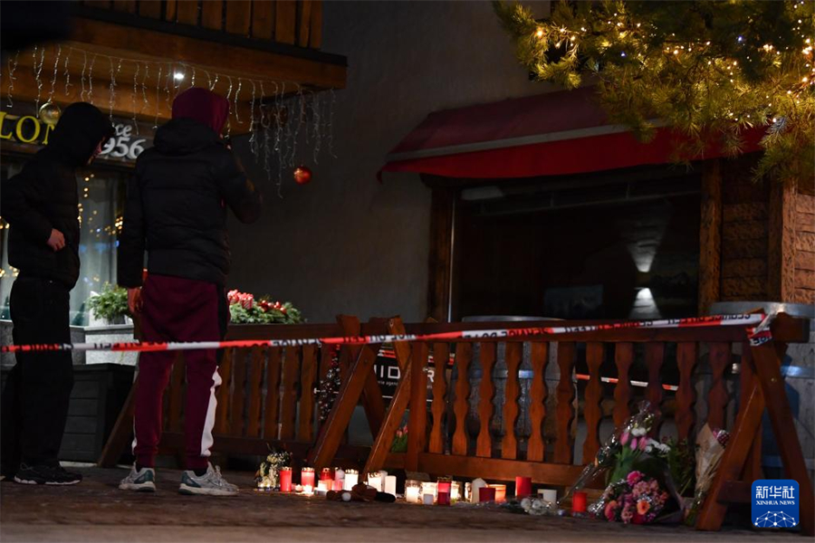 2026年1月1日，人们在瑞士克朗—蒙大拿悼念酒吧火灾事件遇难者。新华社记者 连漪 摄