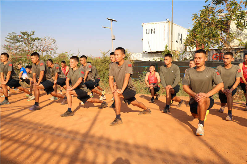 官兵赛前活动身体 韩瑞田摄