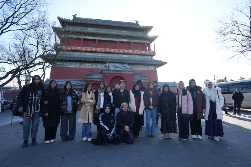 参加活动的留学生在鼓楼前合影。(主办方提供)