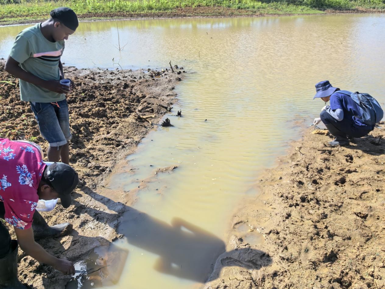 水体查螺现场。丁昕摄