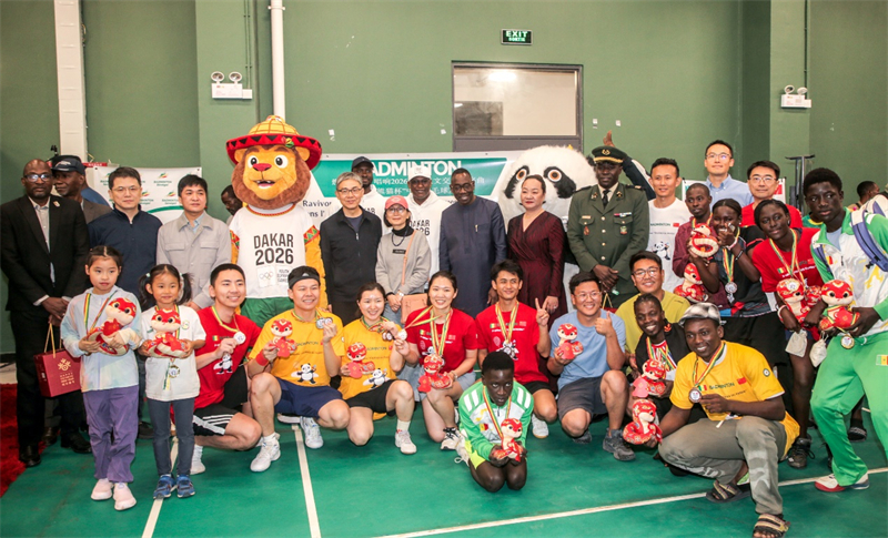图为参加第二届“熊猫杯”中塞羽毛球友谊赛的人员合影。中国驻塞内加尔大使馆供图