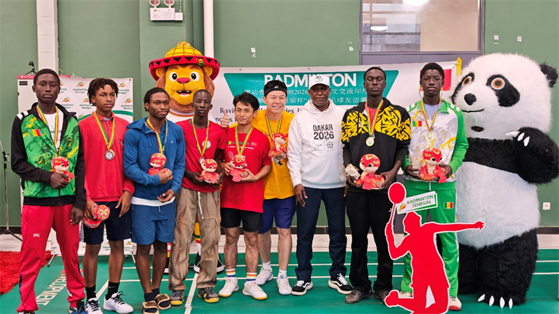 图为第二届“熊猫杯”中塞羽毛球友谊赛获奖选手合影。中国驻塞内加尔大使馆供图
