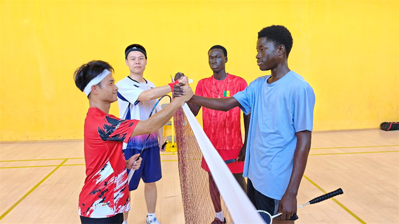 图为参赛选手握手致意。中国驻塞内加尔大使馆供图