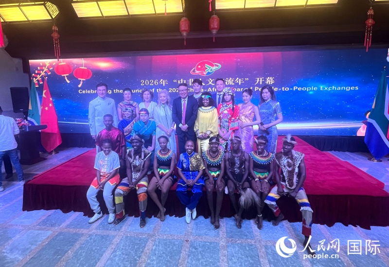 中国驻南非大使吴鹏（中）与演员们合影。人民网记者 邹松摄 