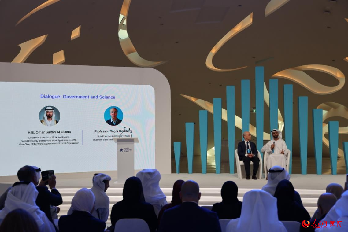 1月16日召开的世界顶尖科学家峰会与世界政府峰会联合新闻发布会上，世界顶尖科学家协会主席、2006年诺贝尔化学奖得主罗杰·科恩伯格，与阿联酋人工智能、数字经济和远程工作应用国务部长兼世界政府峰会组织副主席欧麦尔围绕“政府与科学”主题进行对话。人民网记者 张志文摄