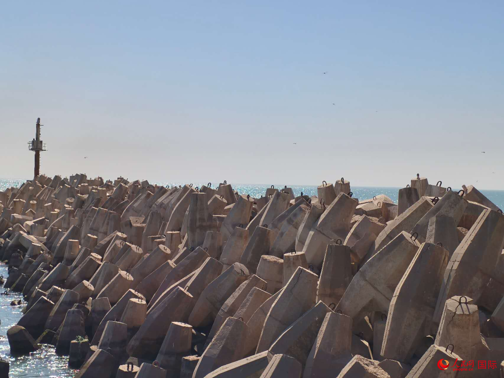 中毛友谊港的挡沙堤。人民网记者 黄培昭摄