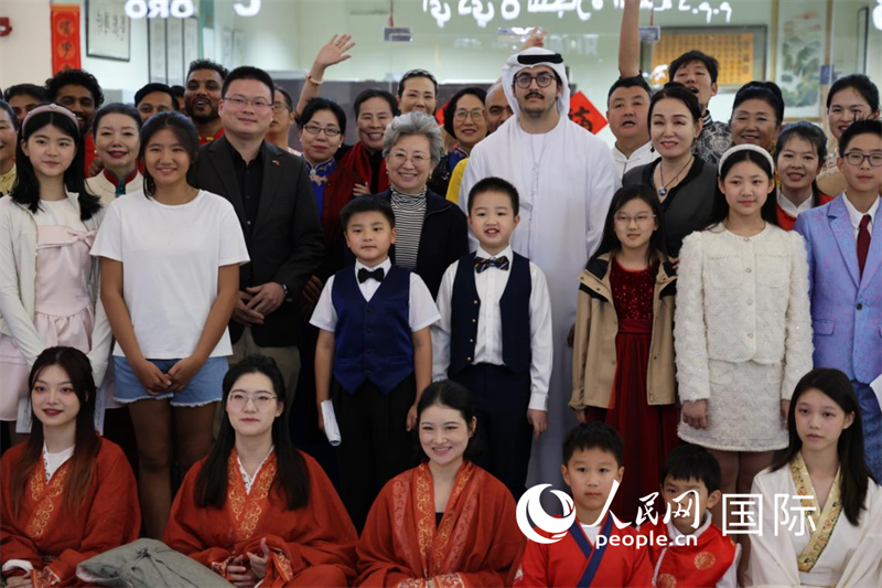 中国驻迪拜总领事欧渤芊等在彩排现场看望慰问全体演职人员，人民网记者张志文摄