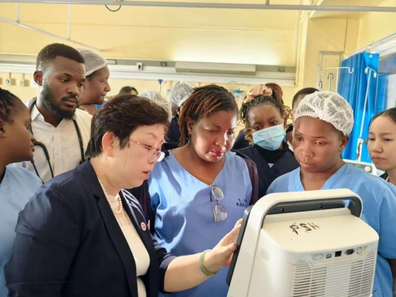 中方专家为当地医护人员培训使用呼吸机。中国援津巴布韦医疗队供图