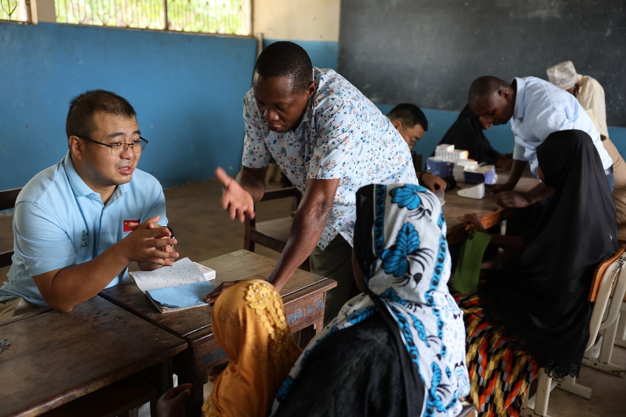 义诊现场（侯建文摄）