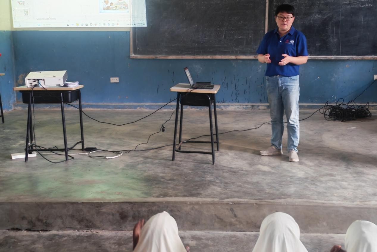 血吸虫病健康教育现场（王涛摄）