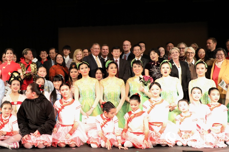 1、近日，第二十五届“犹他华人春晚”在美国犹他州州府盐湖城举办。图为嘉宾与演出人员合影。 人民网记者 李志伟摄