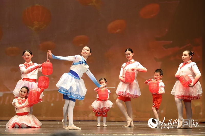 2、图为华侨华人学生表演舞蹈节目。 人民网记者 李志伟摄