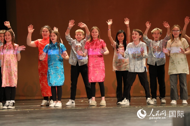 3、当地中文班学生表演《恭喜恭喜》歌曲节目。 人民网记者 李志伟摄