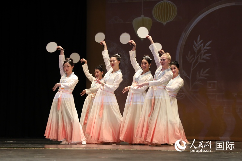 4、当地华侨华人与当地民众一起表演节目。 人民网记者 李志伟摄