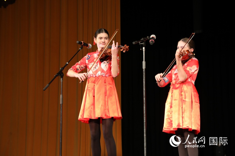 5、当地学生演奏《梁祝》。 人民网记者 李志伟摄