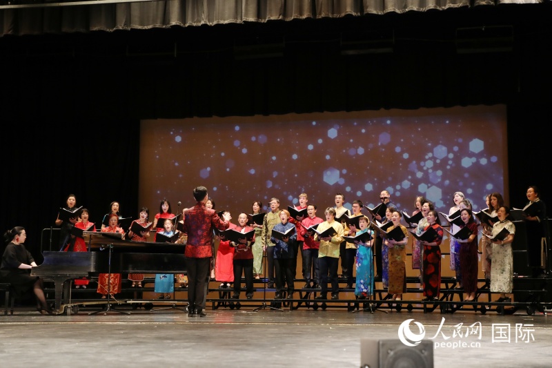 6、盐湖华人合唱团进行演出。 人民网记者 李志伟摄