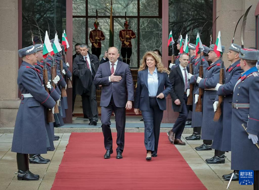 1月23日，在保加利亚首都索非亚，拉德夫（左）和约托娃一起走出总统府。新华社发（保加利亚总统新闻办公室供图）