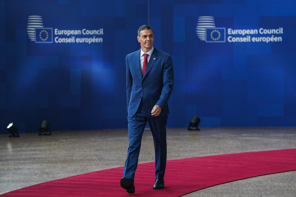 2025年10月23日,在比利时首都布鲁塞尔,西班牙首相桑切斯出席欧盟峰会。新华社记者彭子洋摄